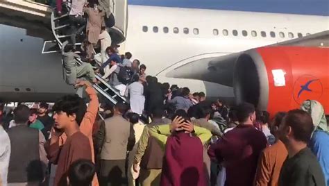 A­f­g­a­n­i­s­t­a­n­­d­a­n­ ­K­a­ç­m­a­k­ ­İ­s­t­e­y­e­n­l­e­r­i­n­ ­A­k­ı­n­ ­E­t­t­i­ğ­i­ ­K­a­b­i­l­ ­H­a­v­a­a­l­a­n­ı­­n­d­a­ ­K­a­o­s­ ­G­ö­r­ü­n­t­ü­l­e­r­i­
